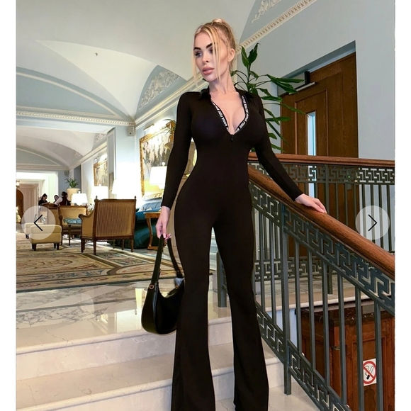 Chic Black Wide-Leg Jumpsuit with Plunging V-Neck - Picture 2 of 12